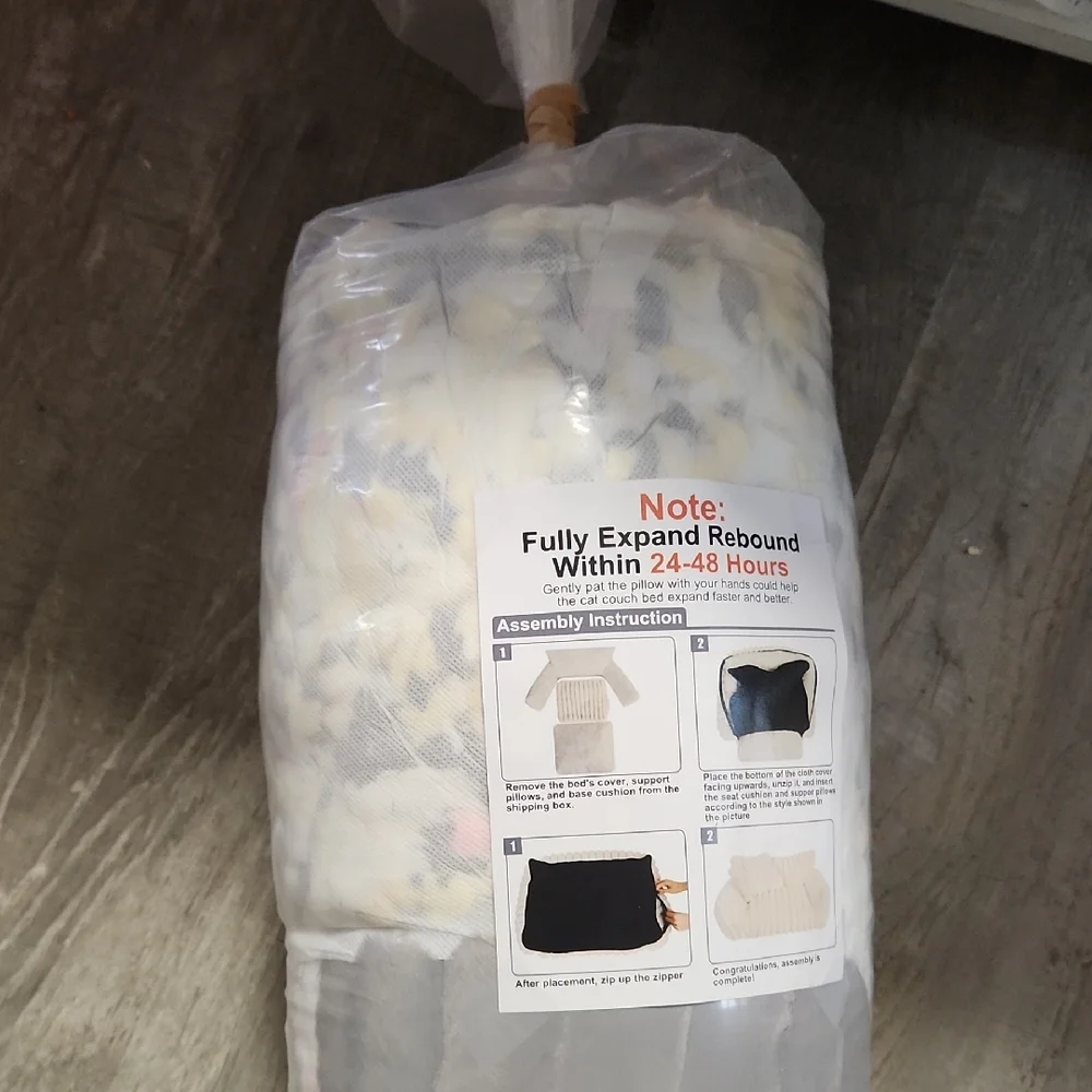 BNIP CAT/ DOG COUCH- CREAM COLOR,